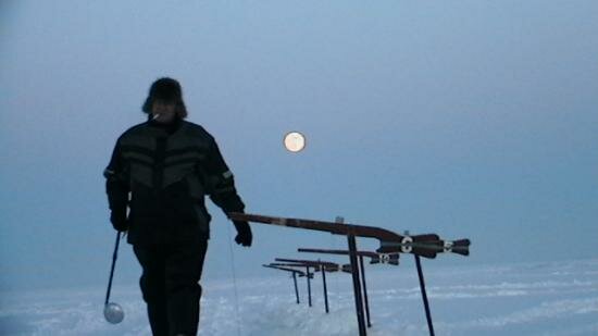 la peche sur glace la nuit tombe !!