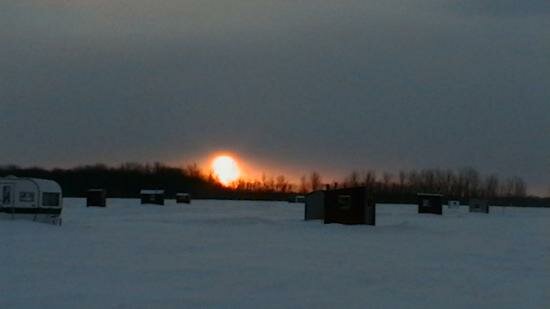 la peche sur glace le soleil ce couche!!!