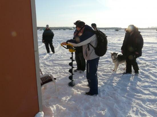 LA PECHE SUR GLACE et oui !! il faut faire un trou
