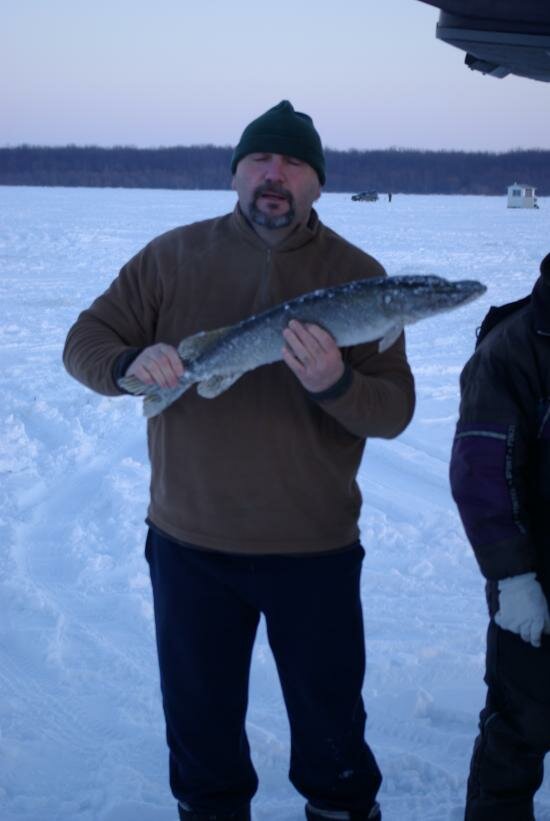 LA PECHE SUR GLACE ca c'est une belle prise !!!